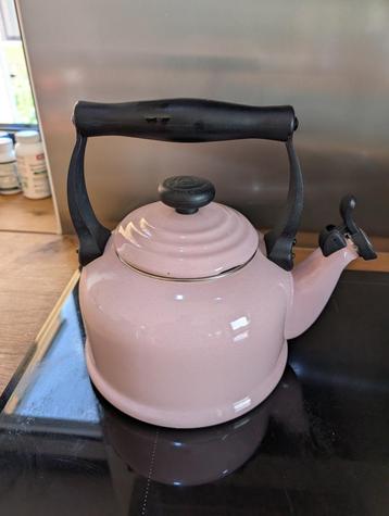 Roze Fluitketel van Le Creuset beschikbaar voor biedingen