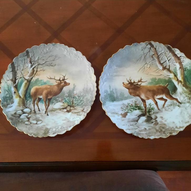 Twee decoratieve borden met herten limoges, Antiek en Kunst, Antiek | Schalen, Ophalen of Verzenden