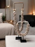 schelpenketting op standaard kauri, Antiek en Kunst, Ophalen of Verzenden