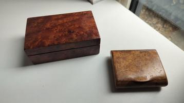 Een wortel houten snuifdoos en een doosje van Thuja hout beschikbaar voor biedingen
