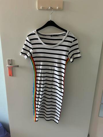 Gestreepte jurk mer regenboog bies beschikbaar voor biedingen