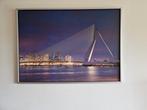 FOTOPRINT ERASMUSBRUG ROTTERDAM ZILVERKLEURIGE HOUTEN LIJST, Huis en Inrichting, Print, Gebruikt, 125 cm of meer, Ophalen