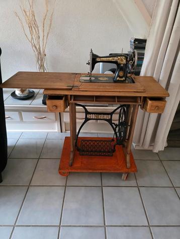 Antieke Singer Naaimachine in Houten Tafel beschikbaar voor biedingen