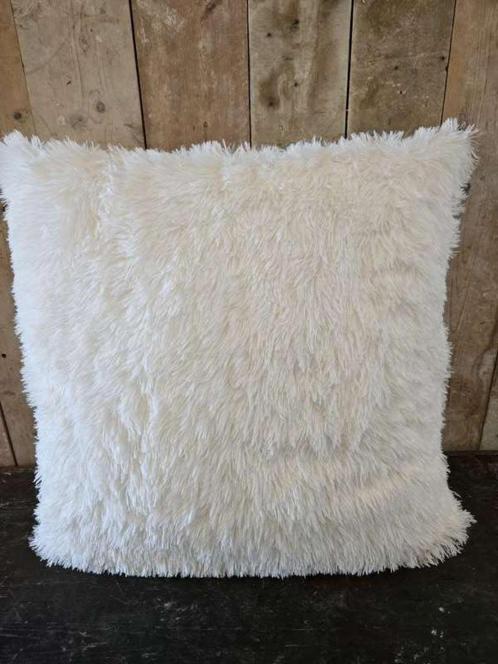 kussen``fluffy``WOONWINKEL RUSTIEK``, Huis en Inrichting, Woonaccessoires | Kussens, Wit, Ophalen of Verzenden