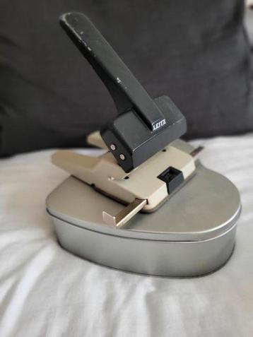 Voorhout - Grote Leitz Perforator + Grote Nietmachine beschikbaar voor biedingen