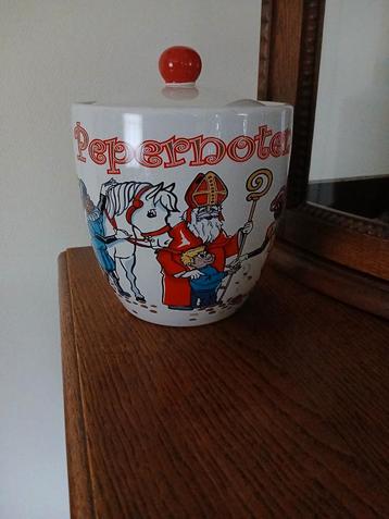 Pepernoten voorraadpot,  Sinterklaas.  beschikbaar voor biedingen