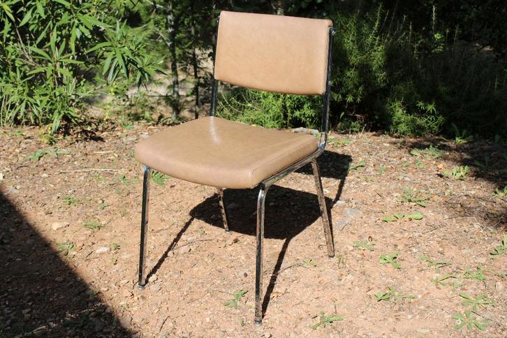 Brocante - Twee verschillende Vintage stoelen!, Huis en Inrichting, Stoelen, Gebruikt, Twee, Kunststof, Metaal, Ophalen