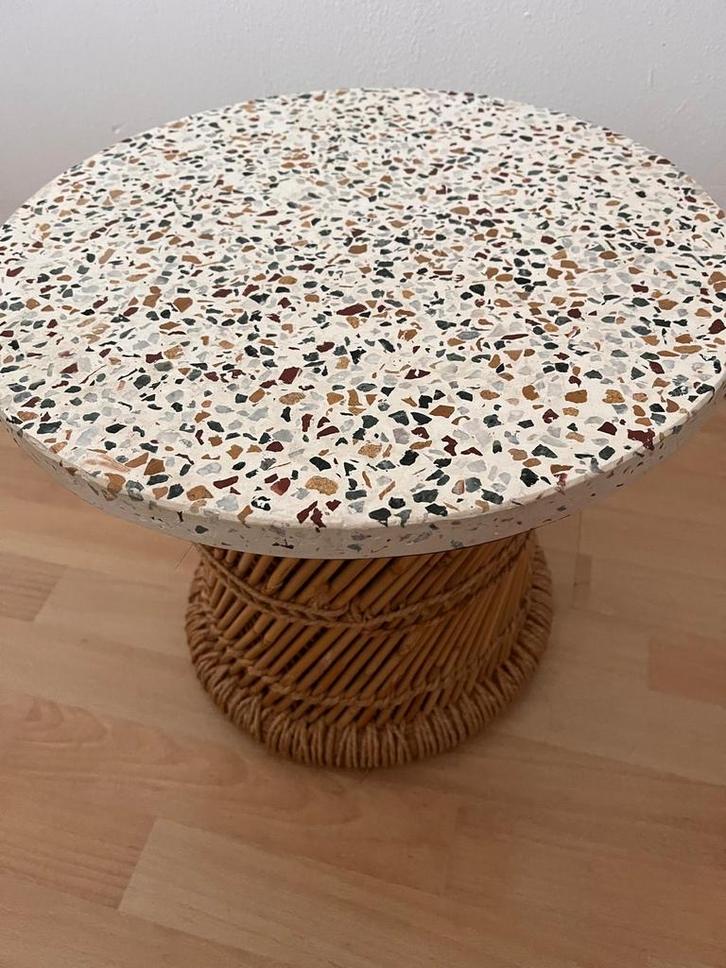 Uniek tafeltje met stenen blad en rotan voet, Huis en Inrichting, Tafels | Bijzettafels, Gebruikt, Rond, Minder dan 45 cm, Minder dan 55 cm