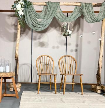 Houten backdrop met stoelen beschikbaar voor biedingen