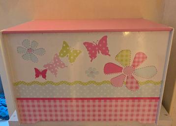 Speelgoedkist beschikbaar voor biedingen