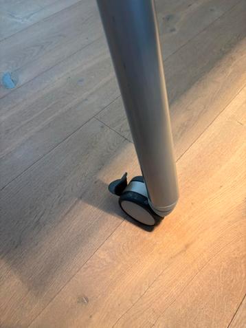 Bureau van melkglas, Ikea Galant 160x80 op wielen - afbeelding 2