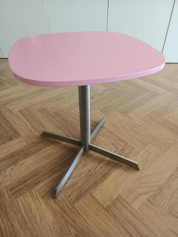 Vintage roze bijzettafel in Memphis stijl beschikbaar voor biedingen
