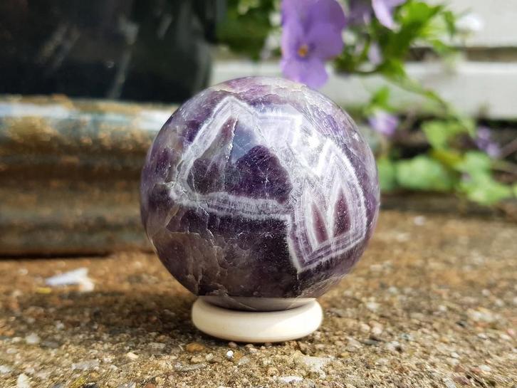 Mooi chevron amethist bol 53 mm, Verzamelen, Mineralen en Fossielen, Ophalen of Verzenden