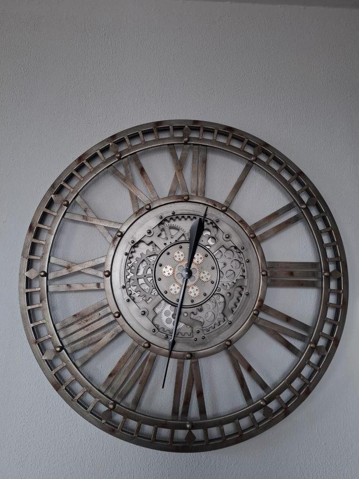 Grote industriële wandklok met tandwielen – metalen design, Huis en Inrichting, Woonaccessoires | Klokken, Zo goed als nieuw, Wandklok
