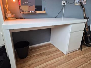 Malm Bureau IKEA beschikbaar voor biedingen