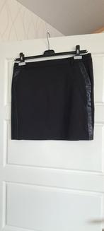 Te koop zwart dames rokje, merk Opus, maat 42.
Lengte is 43, Zwart, Maat 42/44 (L), Ophalen of Verzenden, Zo goed als nieuw