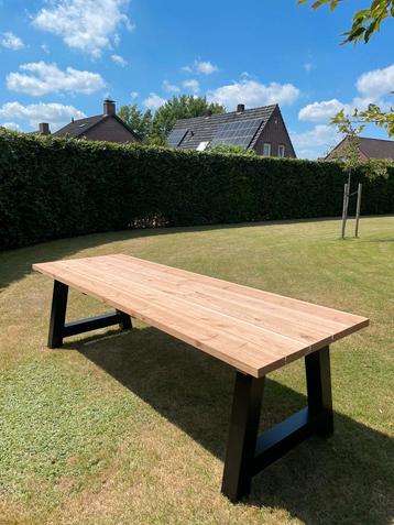 Douglas houten tuintafel op maat – Stalen of houten poten beschikbaar voor biedingen