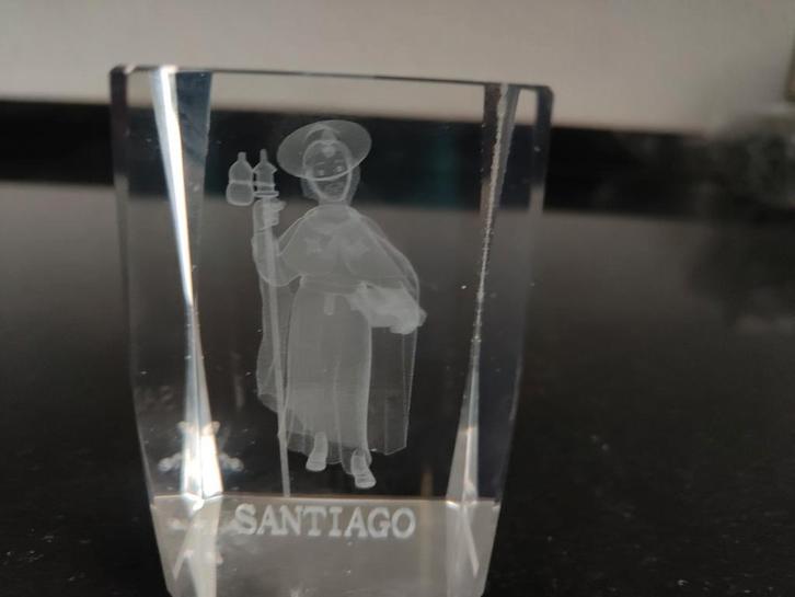 Glazen beeld Santiago de Compostela Jacobus de meerdere, Verzamelen, Beelden en Beeldjes, Zo goed als nieuw, Dier, Ophalen of Verzenden