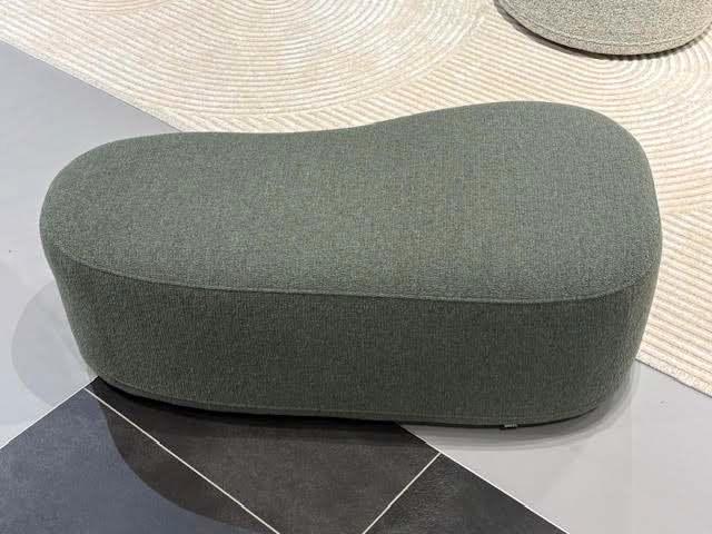 Montel diverse poefs showroom, Huis en Inrichting, Banken | Voetenbanken en Poefen, Nieuw, 50 tot 75 cm, 75 tot 100 cm, Rond, Stof