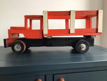 Oude vrachtwagen met laadbak beschikbaar voor biedingen