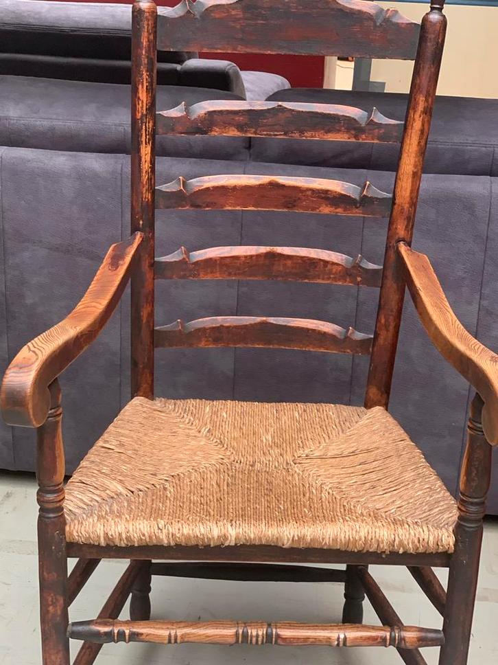 Oude Eiken Armleunstoel met Biezen Zitting, Antiek en Kunst, Antiek | Meubels | Stoelen en Banken, Ophalen of Verzenden