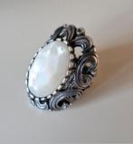 Zilveren grote ring met parelmoer, 925, Nederland. 18,75 mm, 18 tot 19, Overige kleuren, Ophalen of Verzenden, Dame of Heer