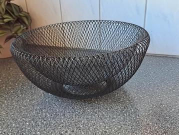 Zwarte metalen fruitschaal schaal.  beschikbaar voor biedingen