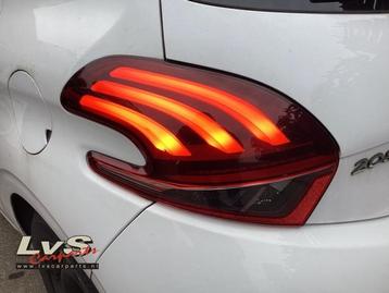 Achterlicht links van een Peugeot 208 beschikbaar voor biedingen