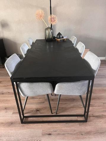 Eettafel zwart industrieel met stalen onderstel. beschikbaar voor biedingen