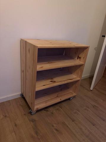Open houten kast met planken beschikbaar voor biedingen