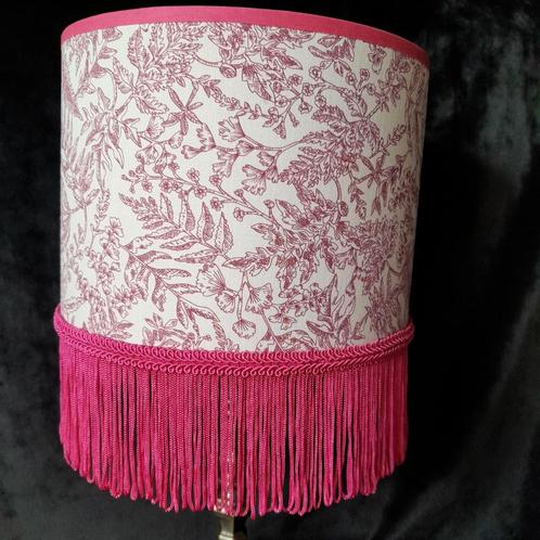 Vrolijke vintage boudoir stijl lampenkap roze franje, Huis en Inrichting, Lampen | Lampenkappen, Nieuw, Minder dan 25 cm, Rond
