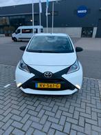 Toyota Aygo 1.0 Vvt-i 69pk 5D 2018 Wit, Auto's, Voorwielaandrijving, Stof, 4 stoelen, Wit