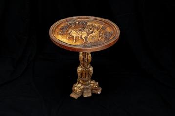Unieke antieke bijzettafel met Hindoestaanse motieven beschikbaar voor biedingen