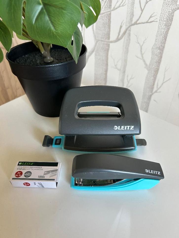 set Leitz perforator en nietmachine grijs blauw, Diversen, Bureau-accessoires, Zo goed als nieuw, Ophalen of Verzenden