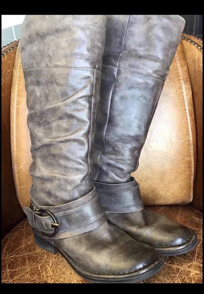 Platte lange leren laarzen grijs 39 spekzool gesp leer laars, Kleding | Dames, Schoenen, Zo goed als nieuw, Grijs, Ophalen of Verzenden