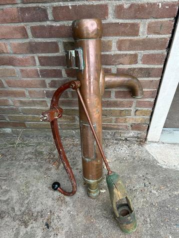 Antieke Koperen Waterpomp beschikbaar voor biedingen