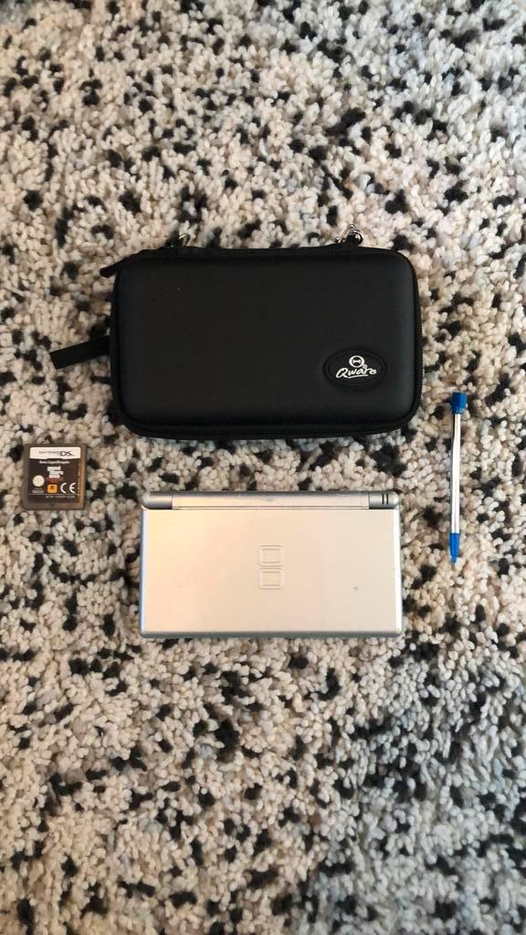 Nintendo DS Lite, Spelcomputers en Games, Spelcomputers | Nintendo DS, Gebruikt, DS Lite, Zilver, Met games, Met beschermhoes of tas