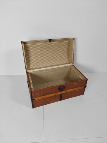 Vintage kleding Koffer beschikbaar voor biedingen