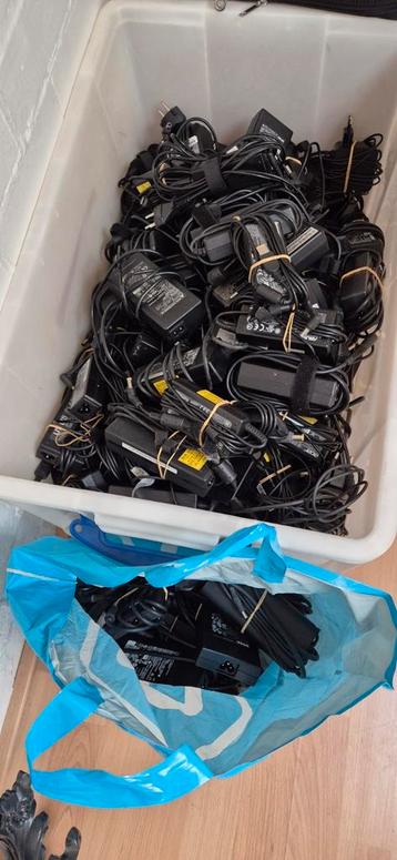 Partij Laptop Laders beschikbaar voor biedingen
