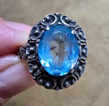 Antieke Zilveren Ring met Blauwe Topaas beschikbaar voor biedingen