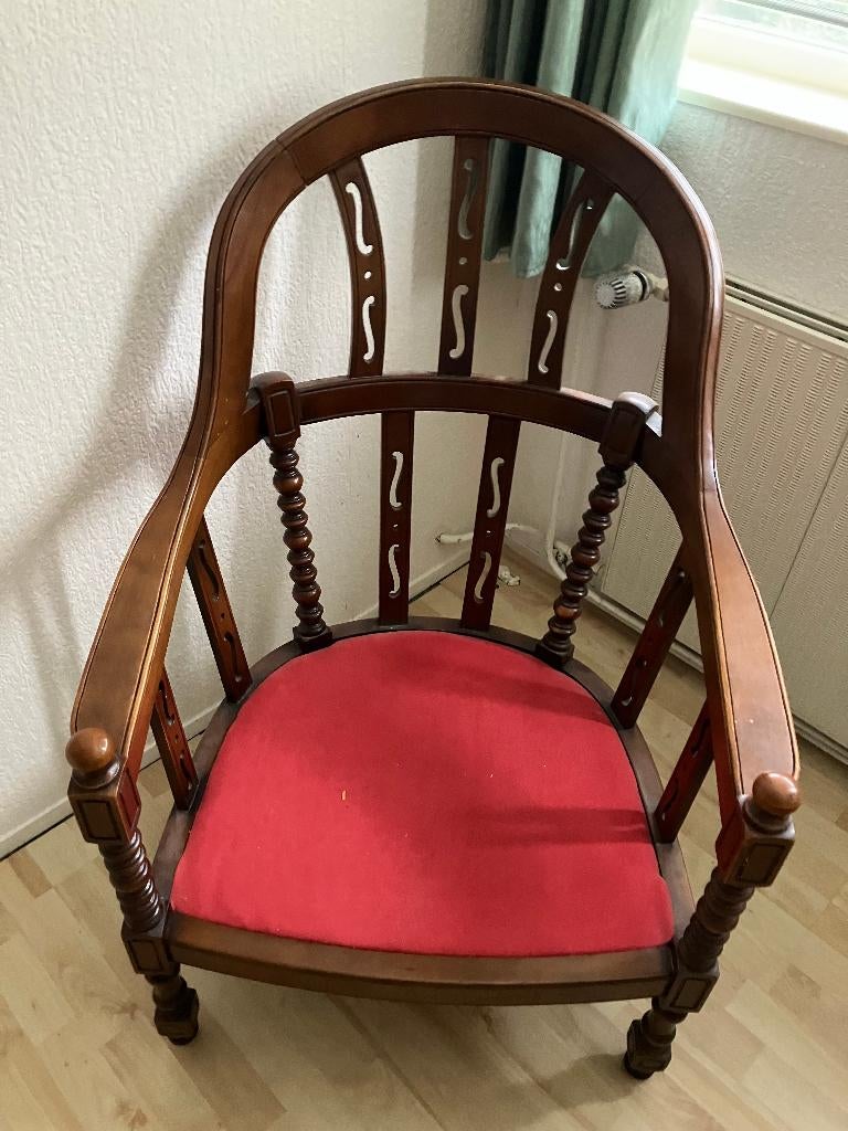 Stoel met houtsnijwerk gratis in Heerde, Huis en Inrichting, Ophalen, Gebruikt, Bruin, Eén