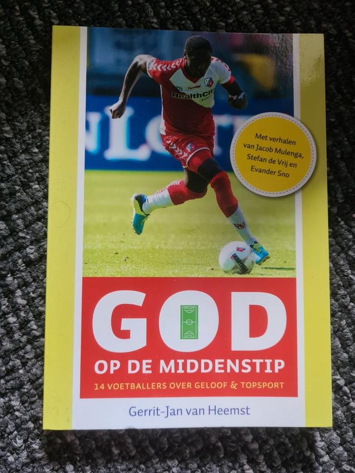 God op de Middenstip - Voetbalboek, Boeken, Sportboeken, Zo goed als nieuw, Balsport, Ophalen of Verzenden