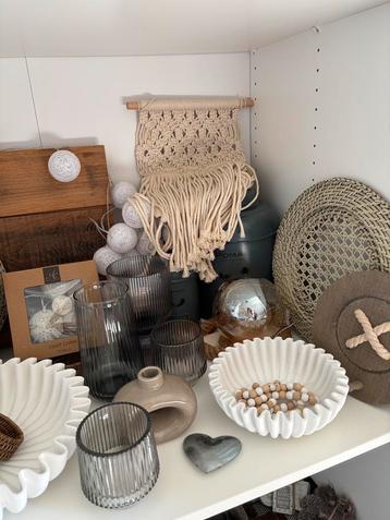 Diverse decoratie beschikbaar voor biedingen