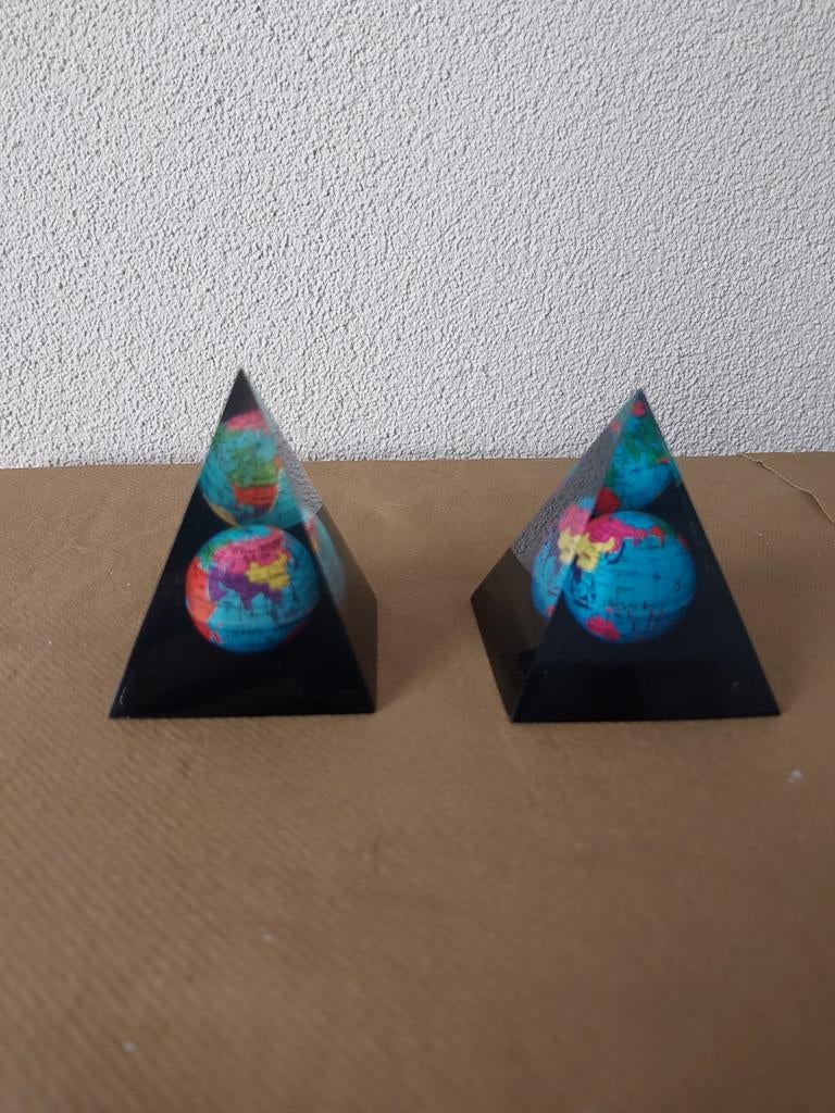 2 plexiglas piramides met wereldbollen binnenin, Ophalen of Verzenden, Gebruikt