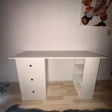 Wit Bureau met Opbergruimte beschikbaar voor biedingen