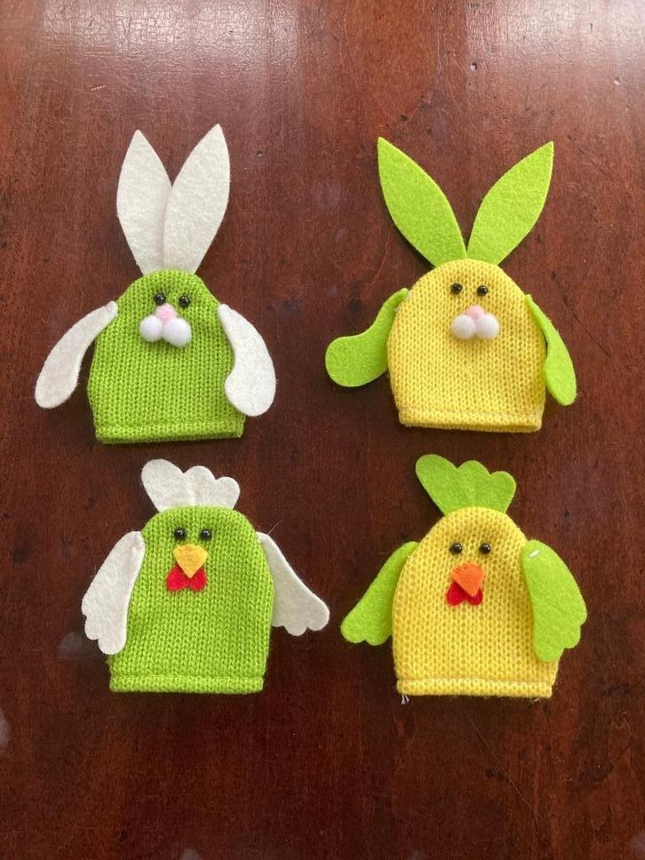 Gebreide eierwarmers kip en haas, set 4 stuks, Huis en Inrichting, Keuken | Servies, Zo goed als nieuw, Overige typen, Overige stijlen