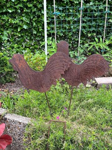 2 Metalen tuinstekers kip/haan beschikbaar voor biedingen