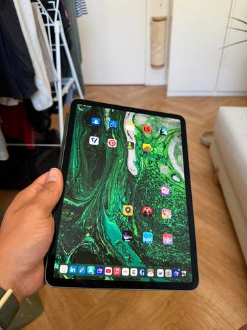iPad Pro 2020 11” - met Apple hoes - met kras op scherm beschikbaar voor biedingen