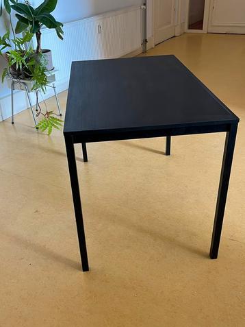 Zwarte tafel Ikea beschikbaar voor biedingen