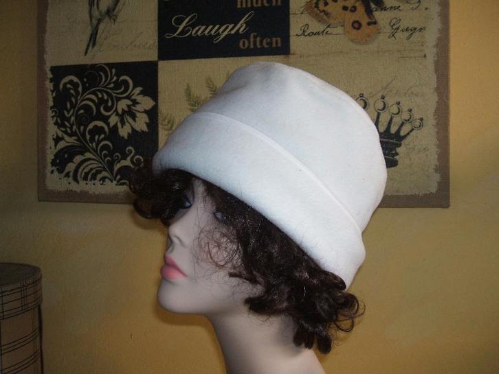 V&D witte muts zachte fleece maat 57 omgeslagen rand, Kleding | Dames, Mutsen, Sjaals en Handschoenen, Zo goed als nieuw, Muts